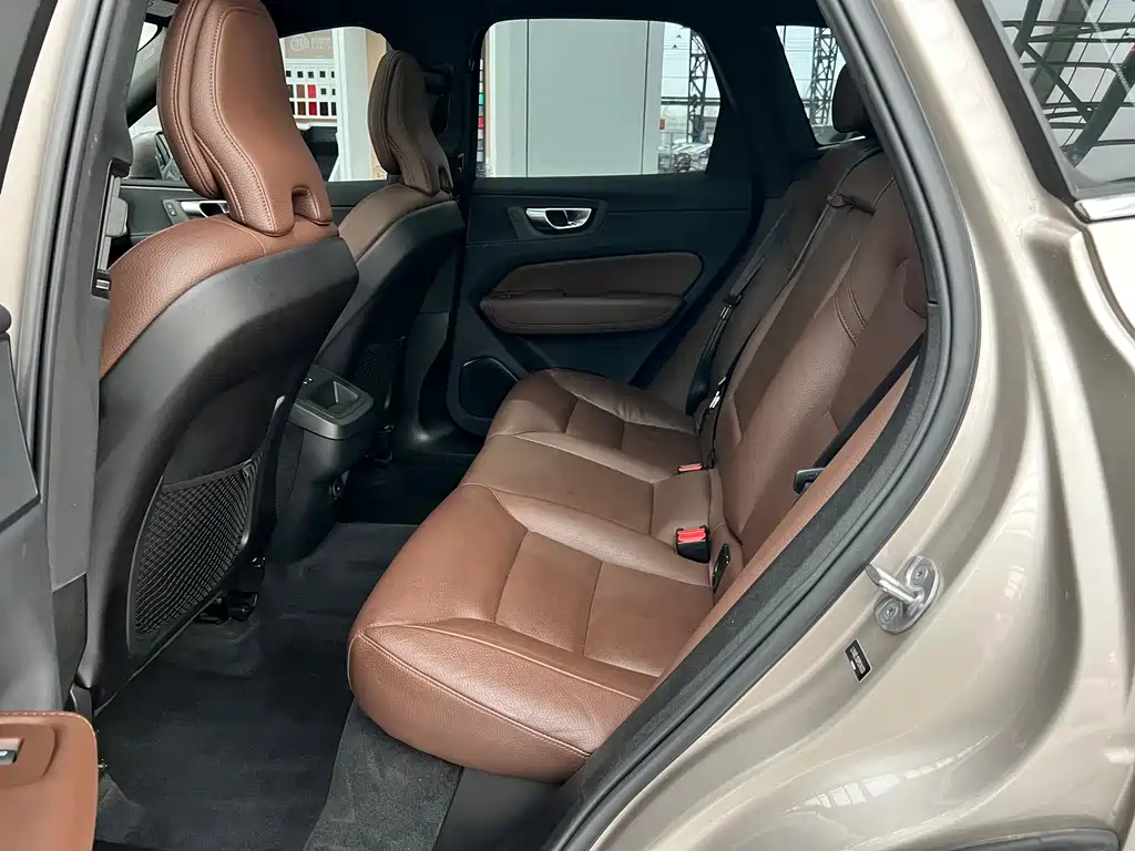 Volvo XC60 2023 — фото 28