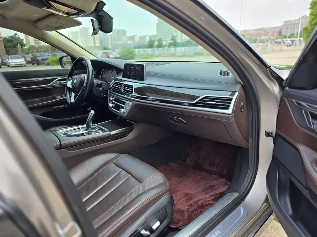BMW 7 Series 2016 — фото 9