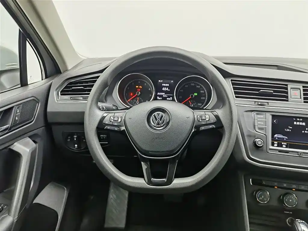 Volkswagen Tiguan L 2018 — фото 11