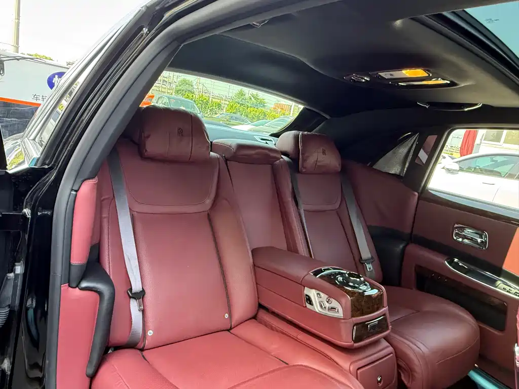 Rolls-Royce Ghost 2019 — фото 13