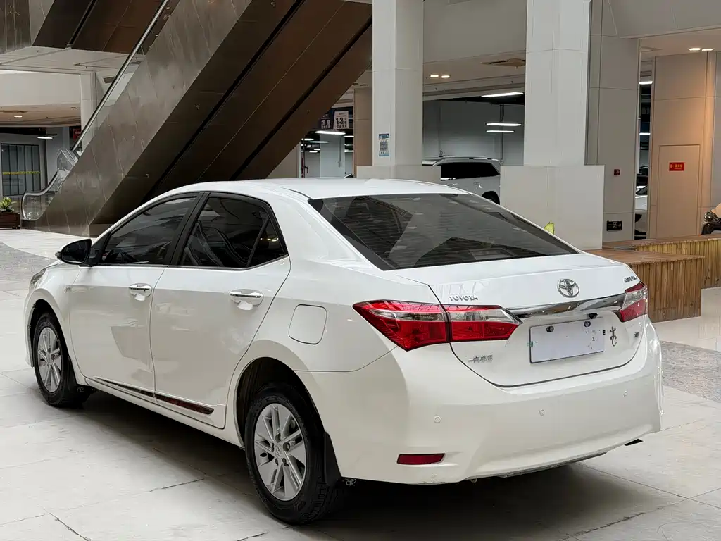 Toyota Corolla 2015 — фото 4