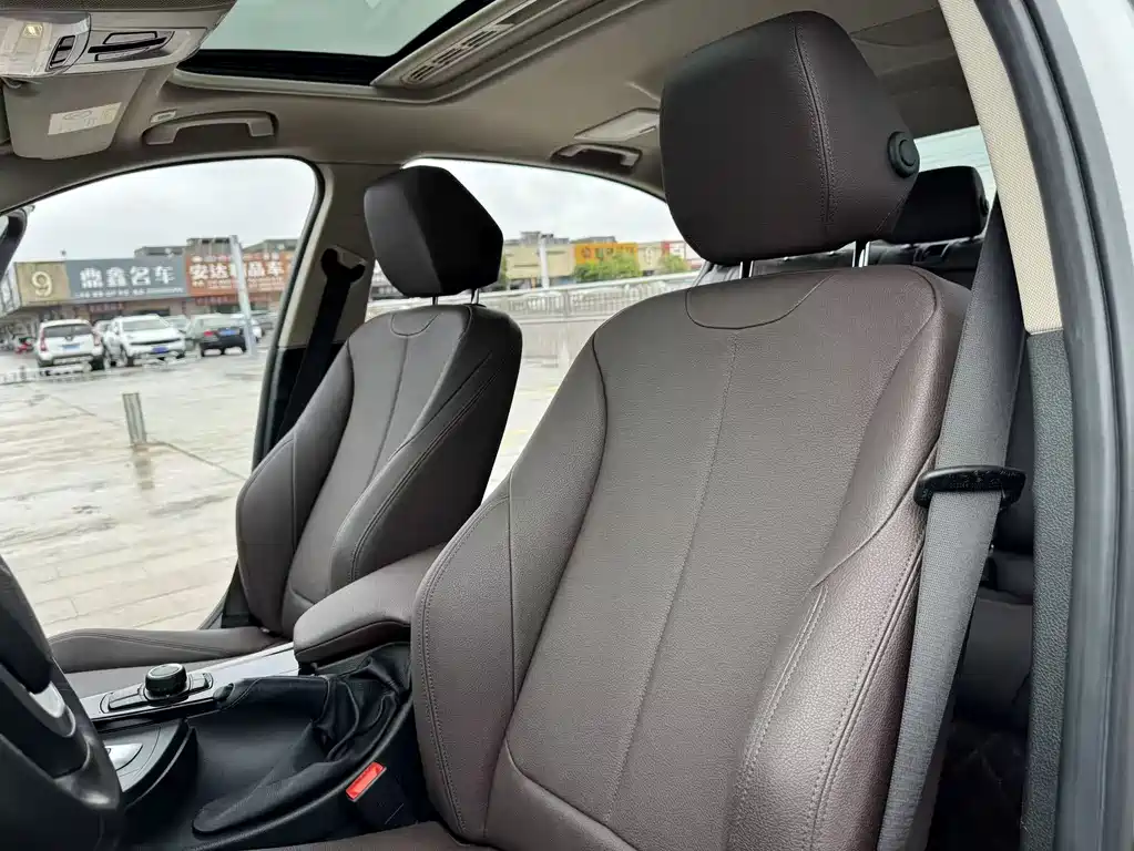 BMW 3 Series 2018 — фото 13