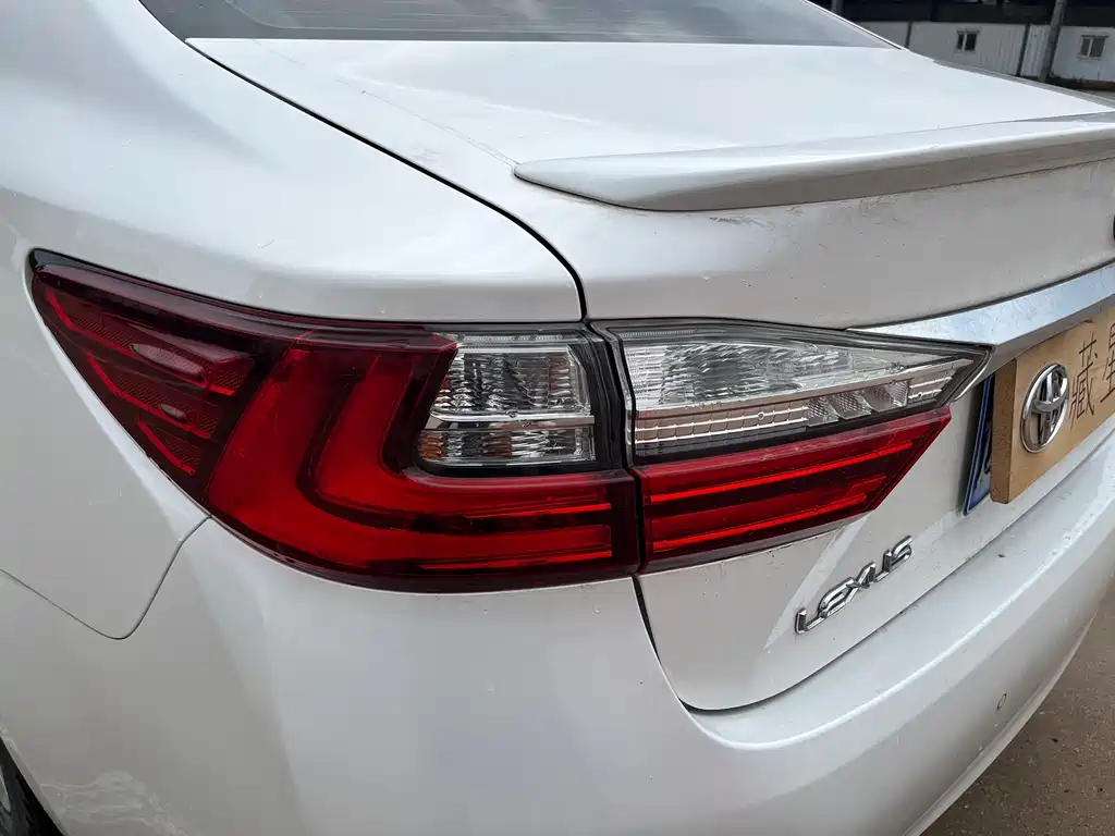 Lexus ES 2015 — фото 12