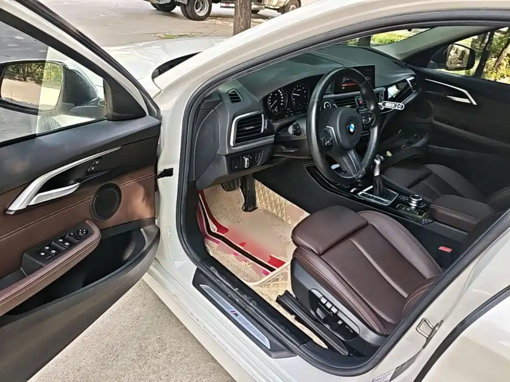 BMW 1 Series 2019 — фото 16