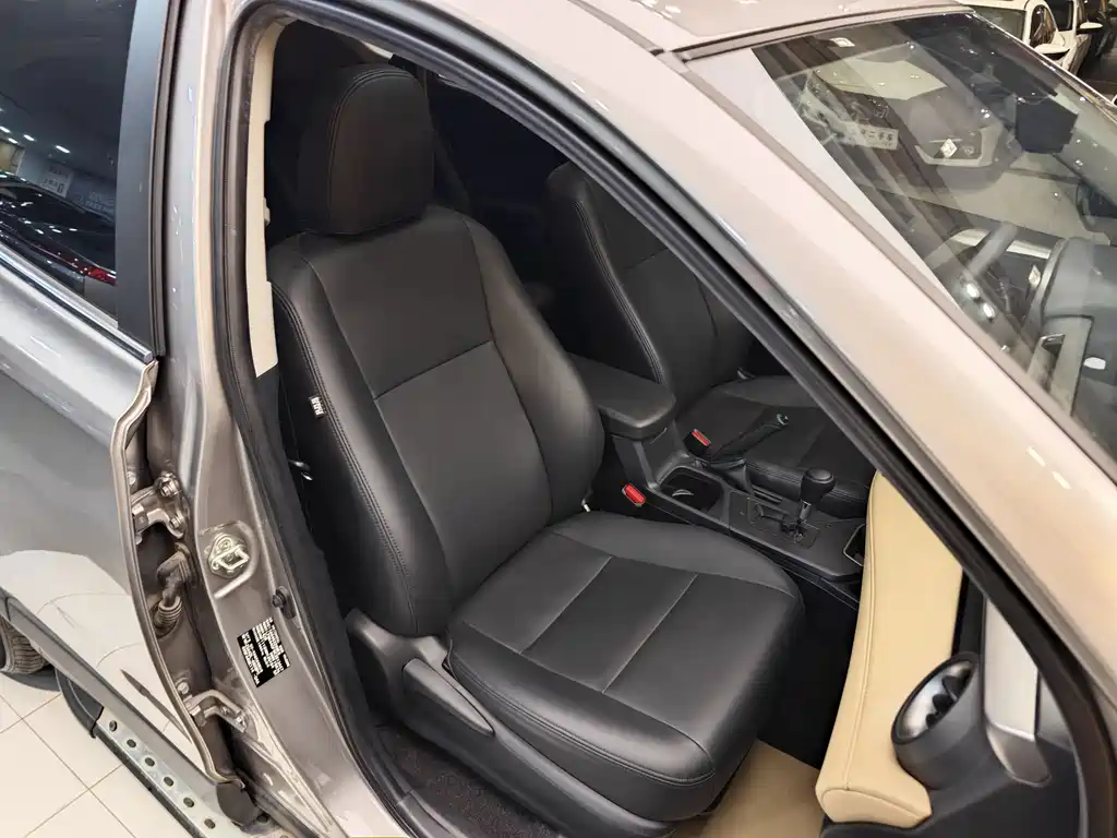 Toyota RAV4 2019 — фото 31
