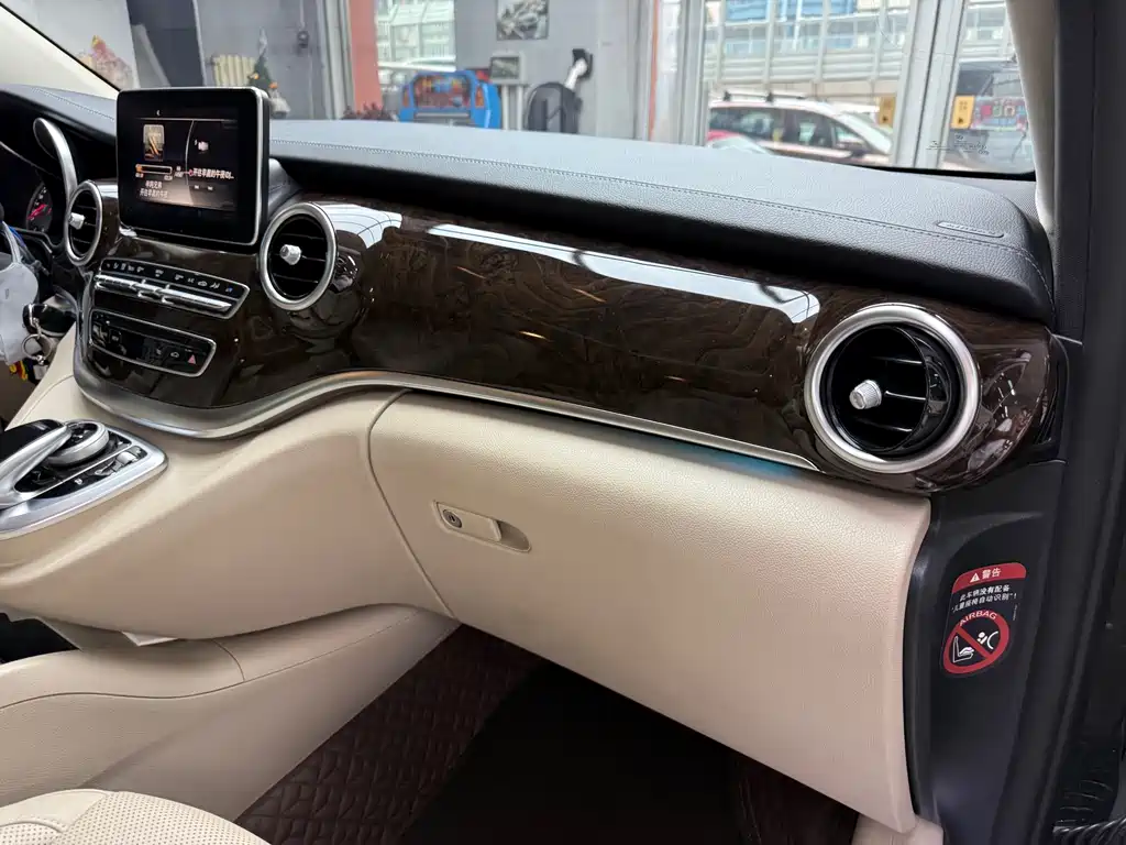 Mercedes-Benz V-Class 2017 — фото 22