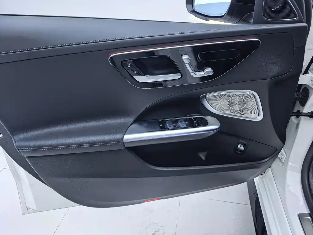 Mercedes-Benz C-Class 2025 — фото 12