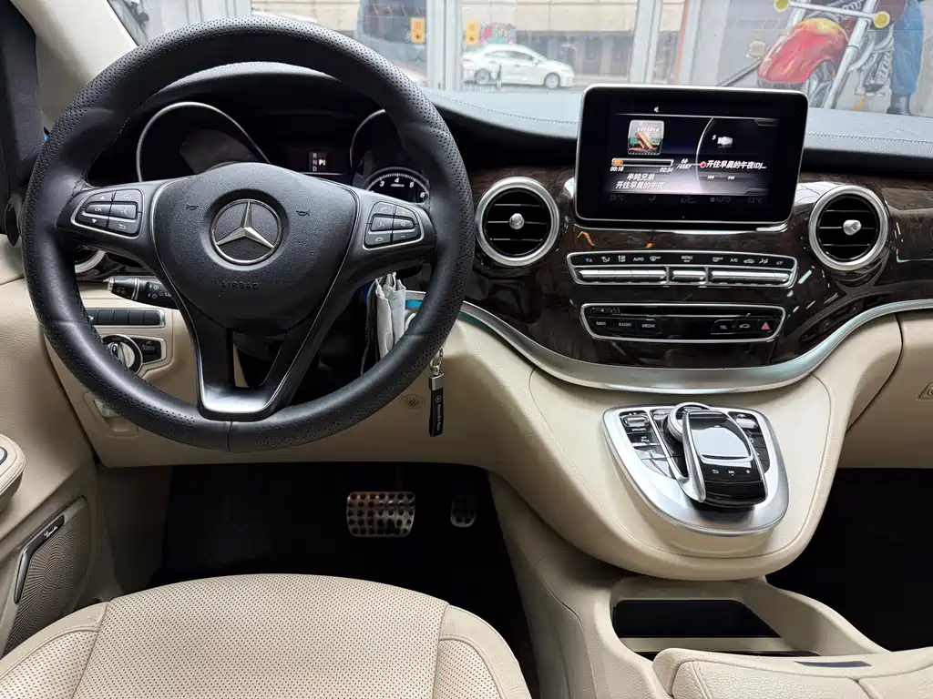 Mercedes-Benz V-Class 2017 — фото 13