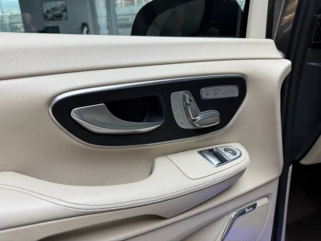 Mercedes-Benz V-Class 2017 — фото 16