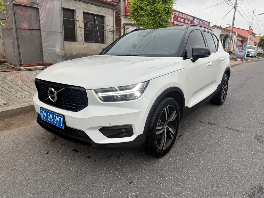 Volvo XC40 2021 — фото 1