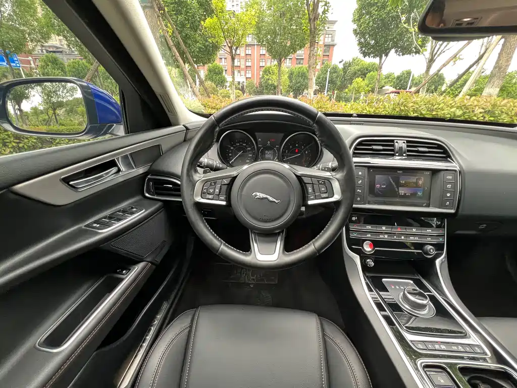 Jaguar XEL 2018 — фото 12