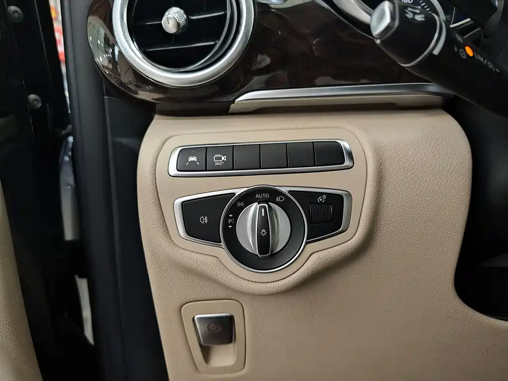 Mercedes-Benz V-Class 2019 — фото 19