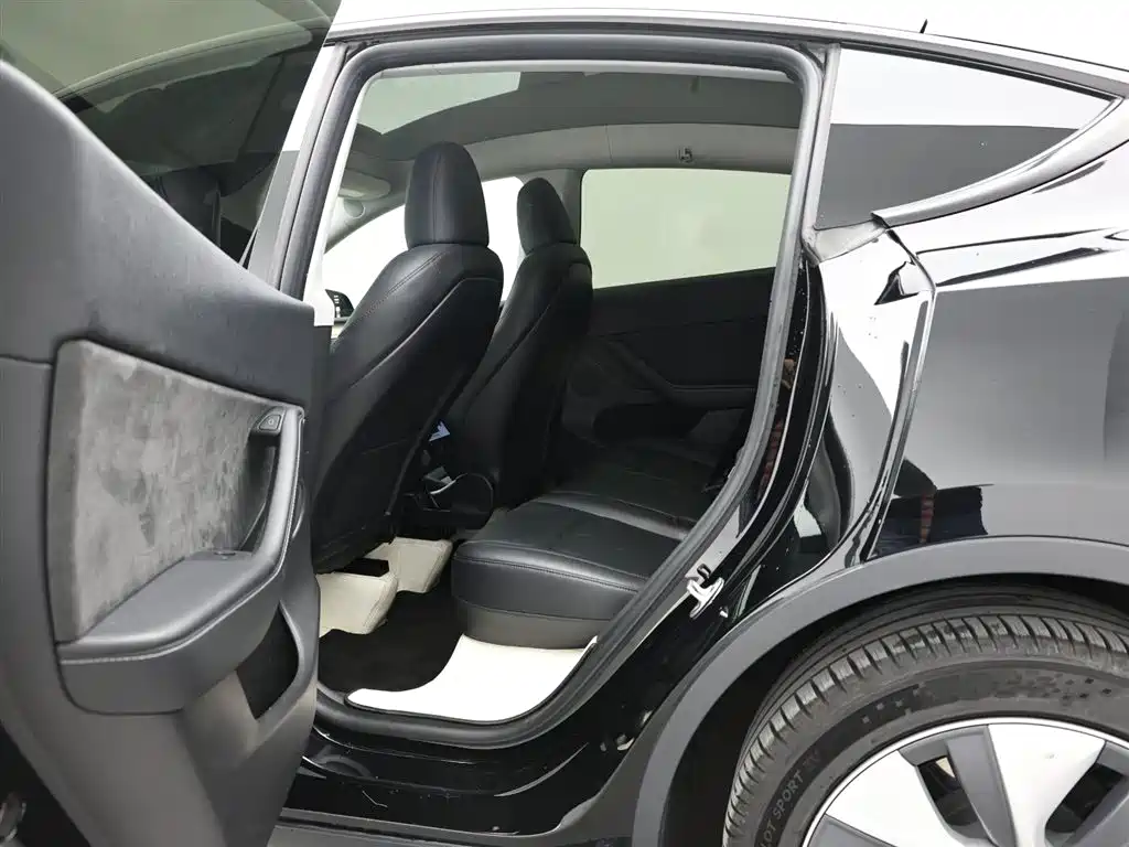 Tesla Model Y 2023 — фото 14