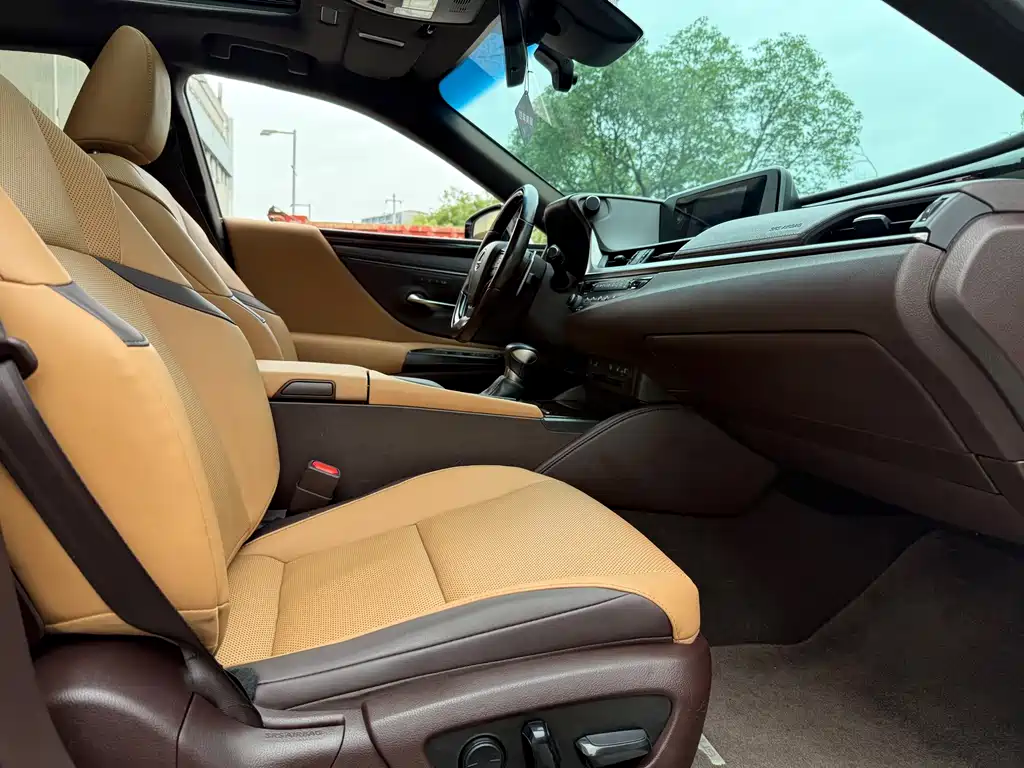 Lexus ES 2019 — фото 12