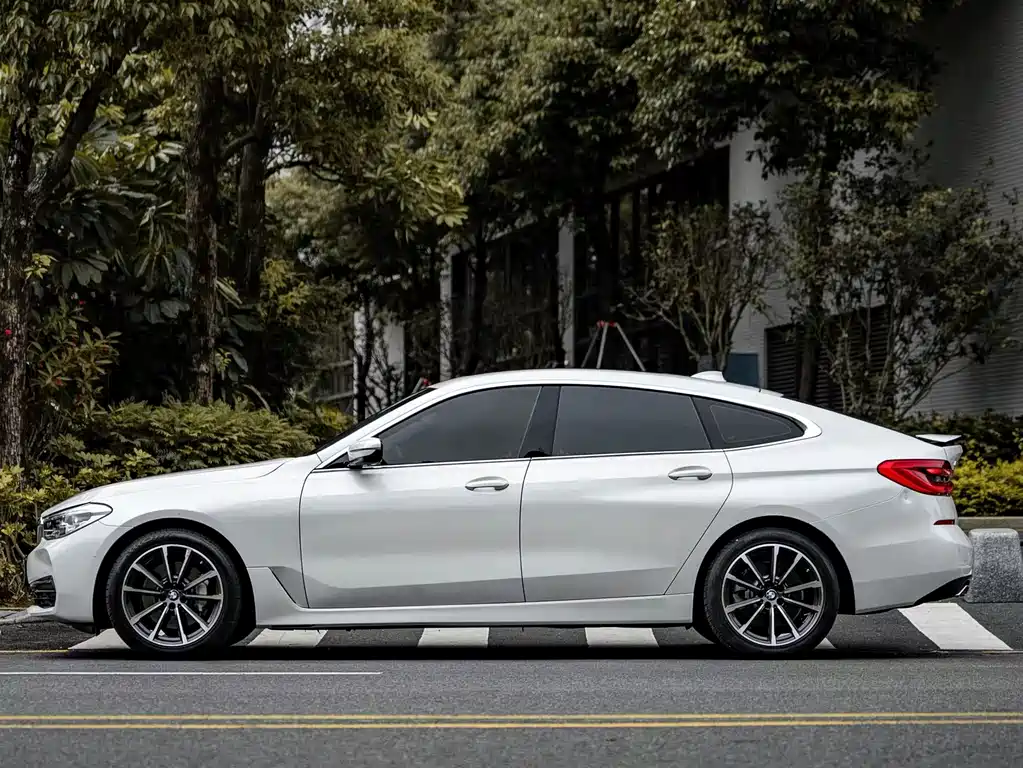 BMW 5 Series 2019 — фото 13