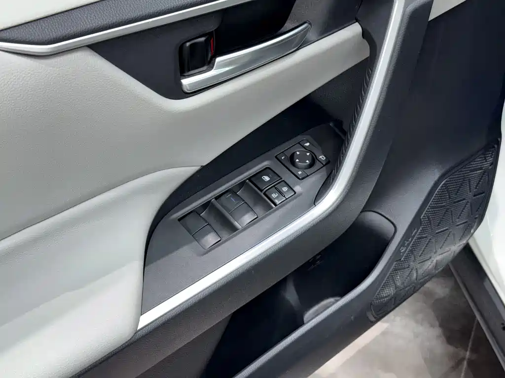 Toyota RAV4 2020 — фото 12