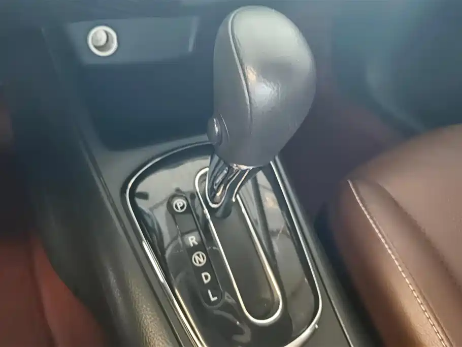 Nissan Tiida 2015 — фото 16