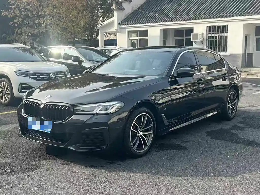 BMW 5 Series 2022 — фото 1