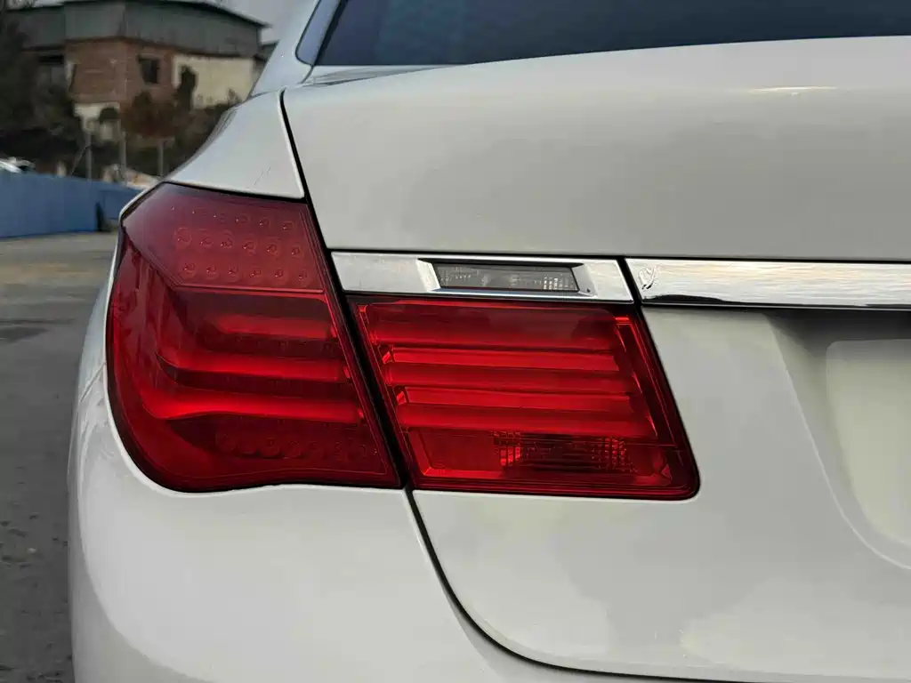 BMW 7 Series 2010 — фото 13
