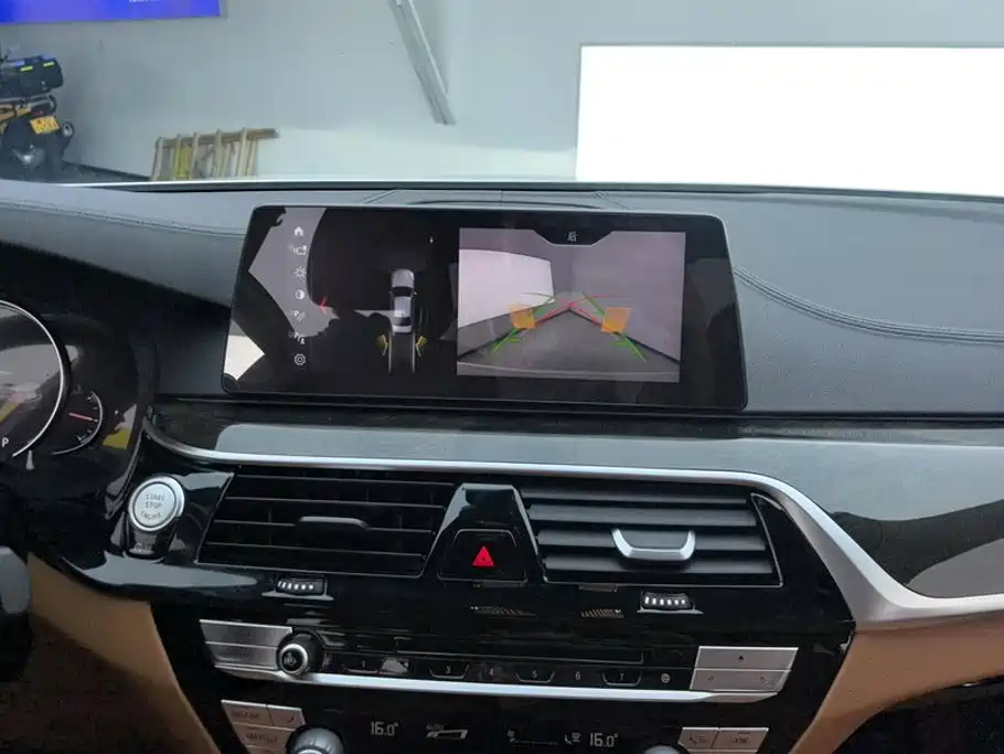 BMW 5 Series 2018 — фото 13