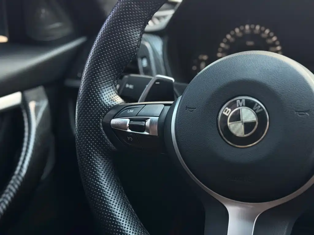 BMW 3 Series 2018 — фото 16
