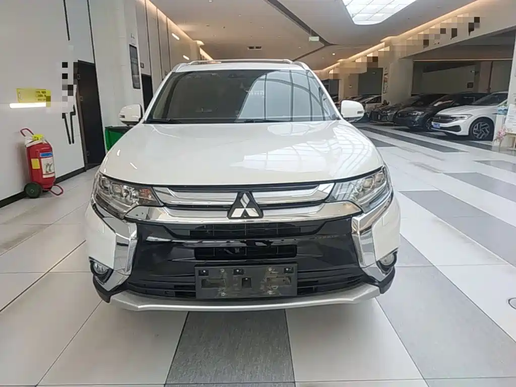 Mitsubishi Outlander 2017 — фото 3