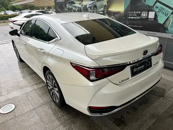 Lexus ES 2023