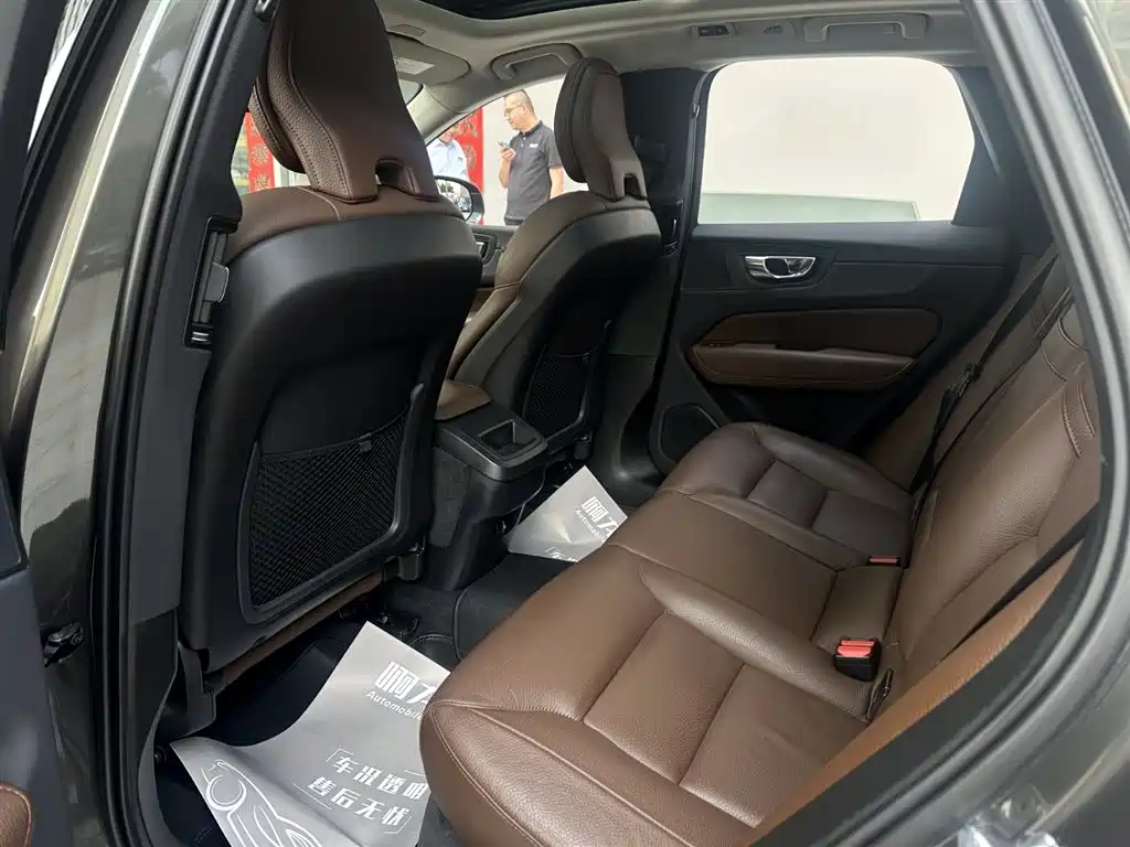 Volvo XC60 2020 — фото 11