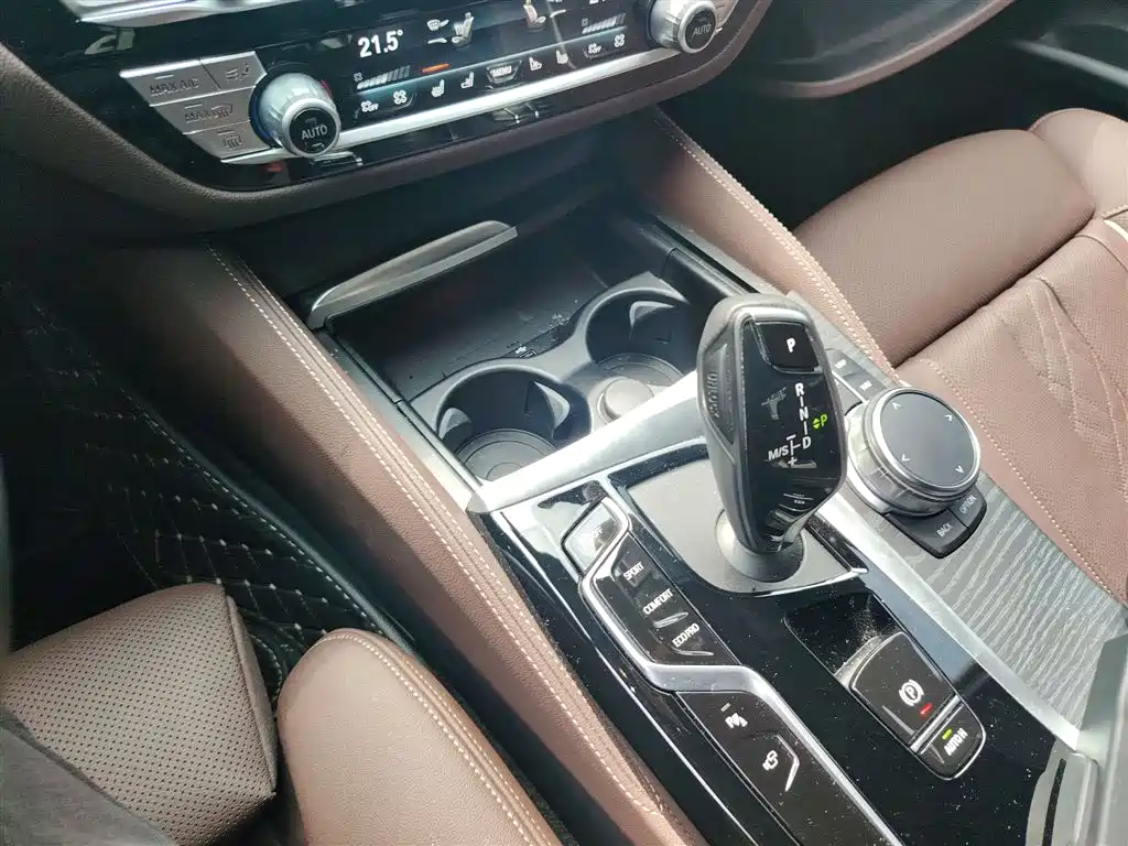 BMW 5 Series 2022 — фото 10