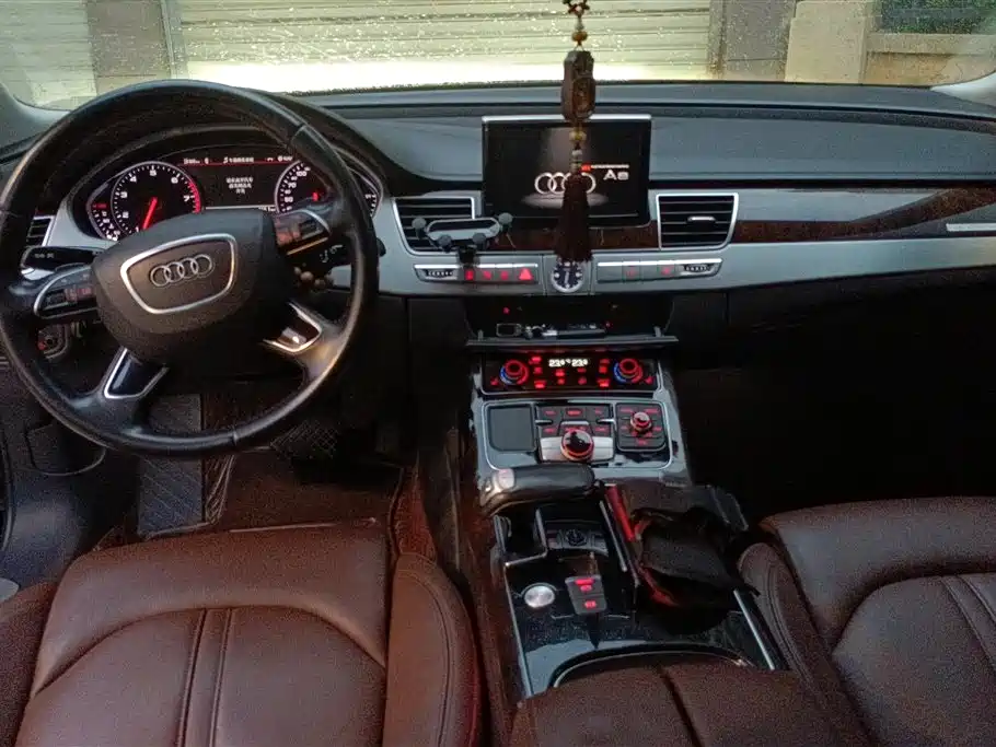 Audi A8 2015 — фото 12
