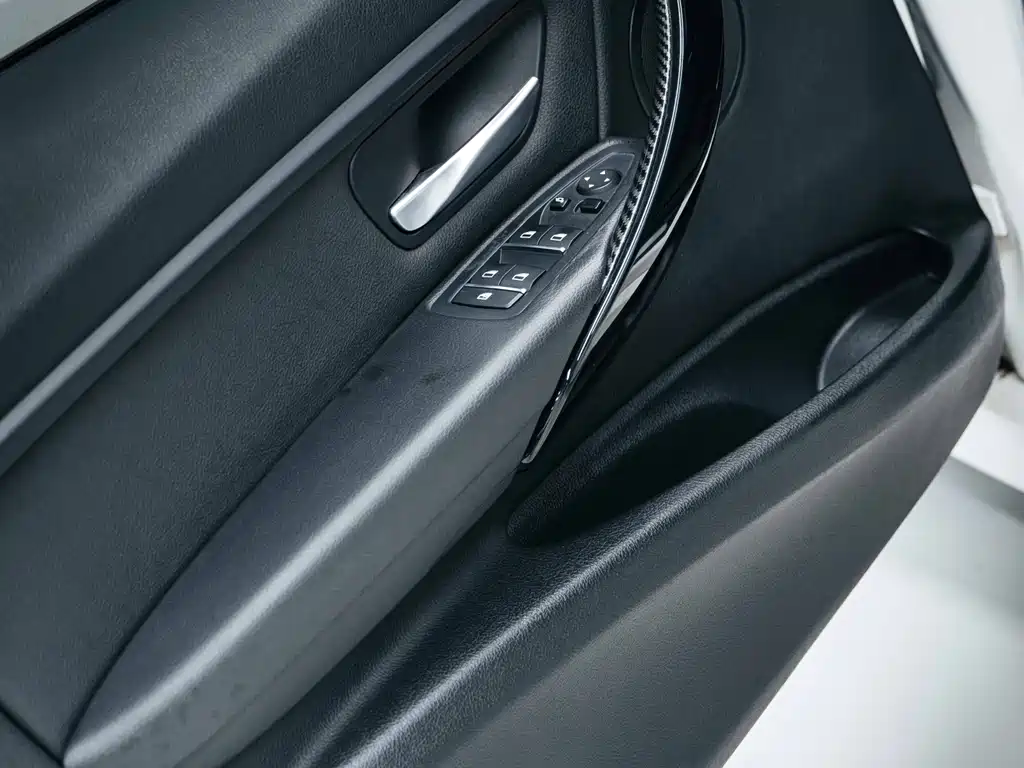 BMW 3 Series 2017 — фото 15