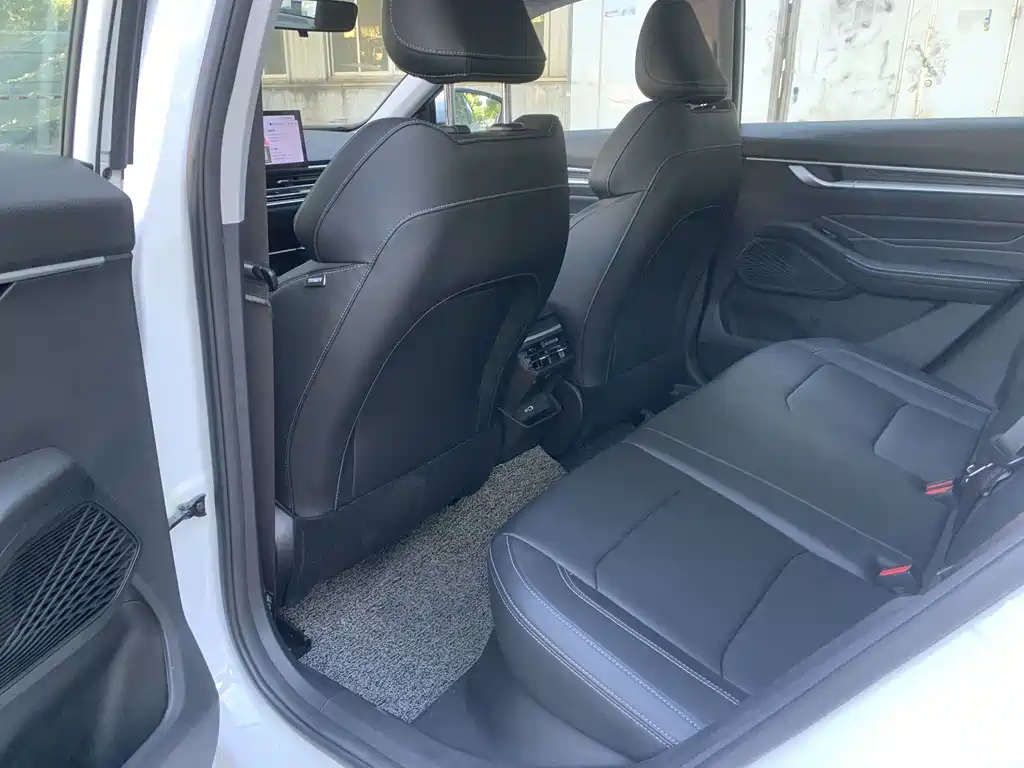Geely Emgrand 2025