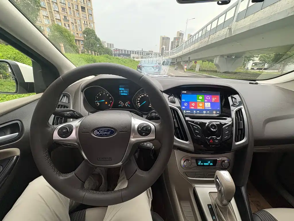Ford Focus 2015 — фото 11