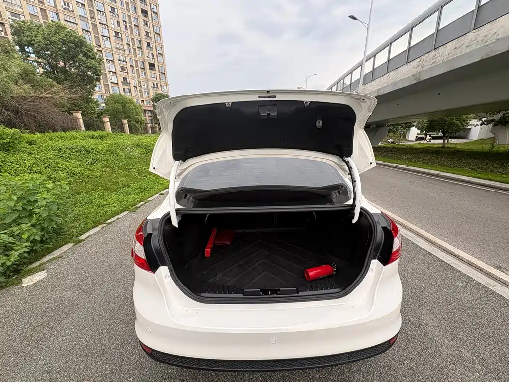Ford Focus 2015 — фото 18