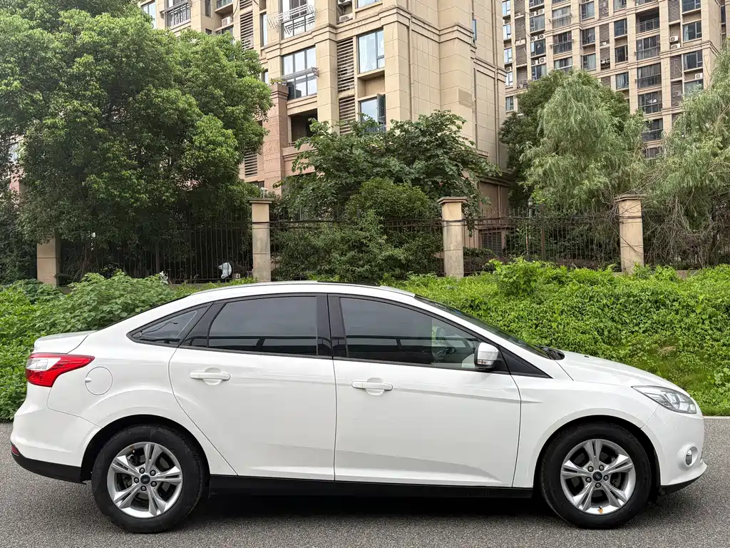 Ford Focus 2015 — фото 8