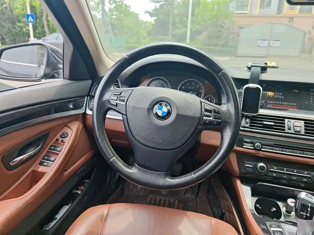 BMW 5 Series 2015 — фото 11