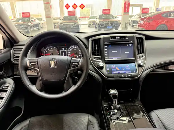 Toyota Crown 2015