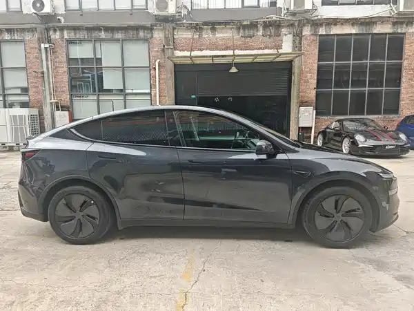 Tesla Model Y 2025