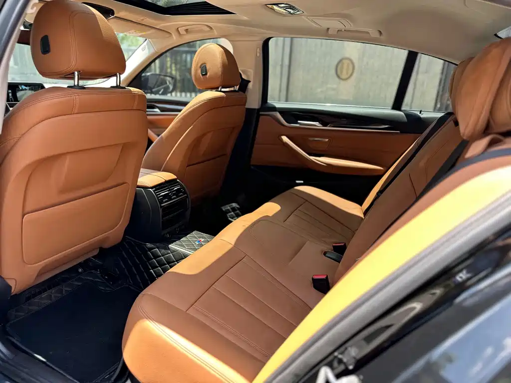 BMW 5 Series 2017 — фото 17