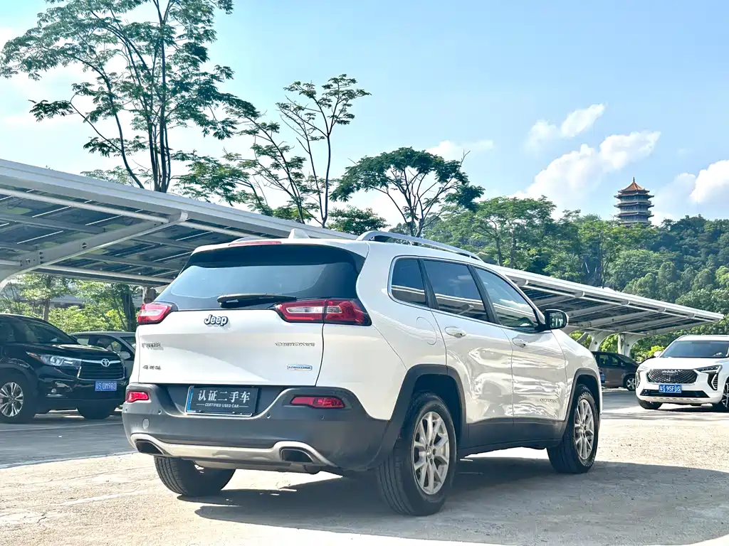 Jeep Cherokee 2017 — фото 8