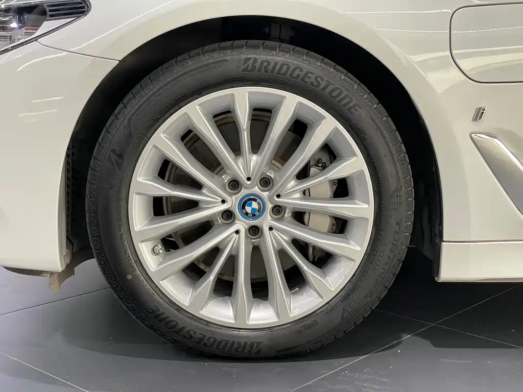 BMW 5 Series New Energy 2019 — фото 24
