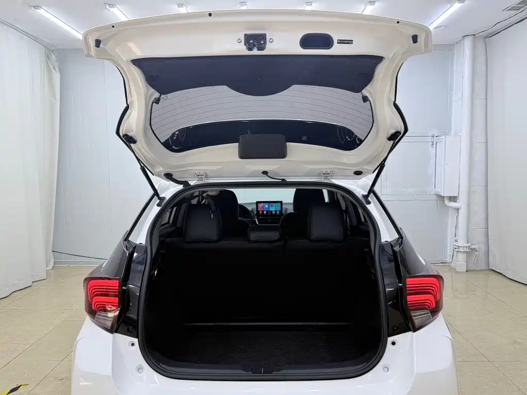 Toyota Yaris L 2023 — фото 20