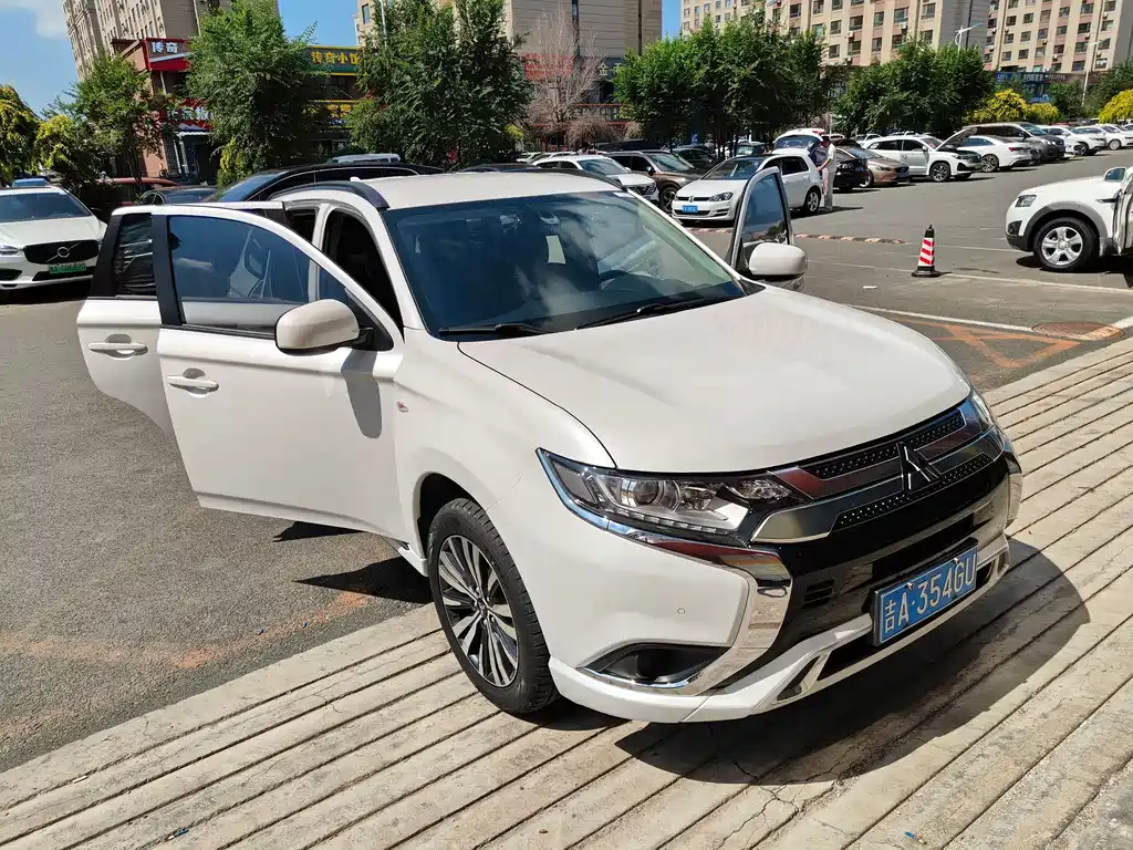 Mitsubishi Outlander 2022 — фото 2