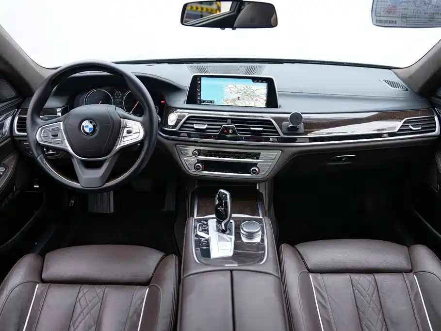 BMW 7 Series 2016 — фото 11