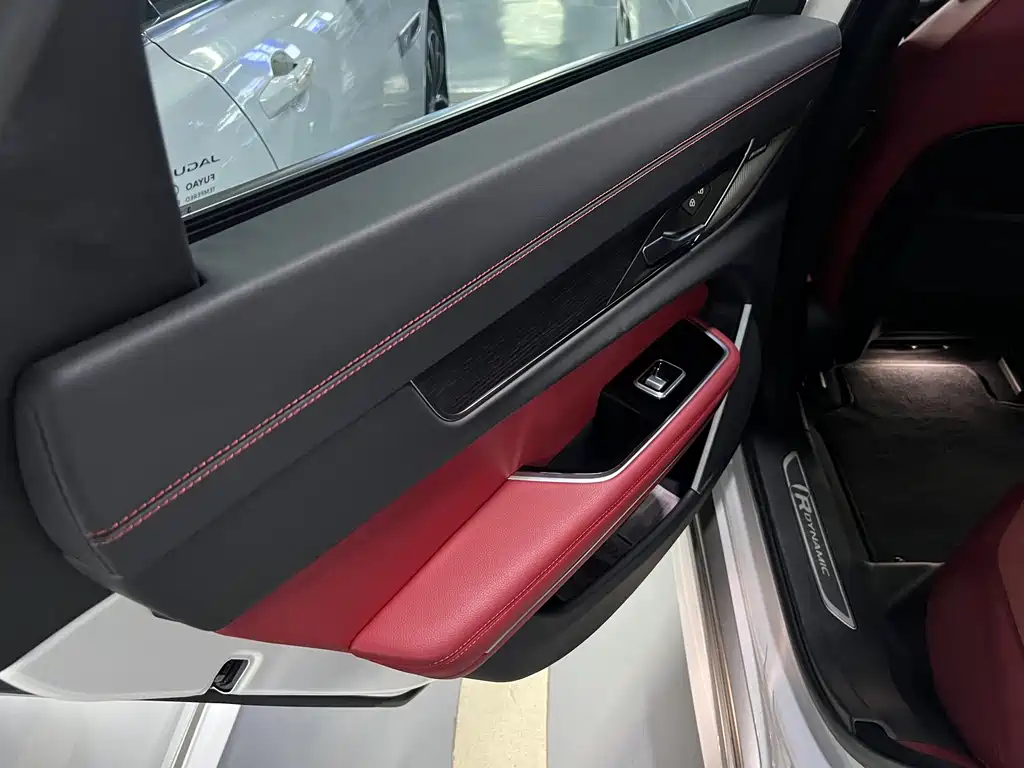 Jaguar XFL 2024 — фото 12