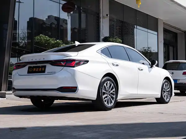 Lexus ES 2025