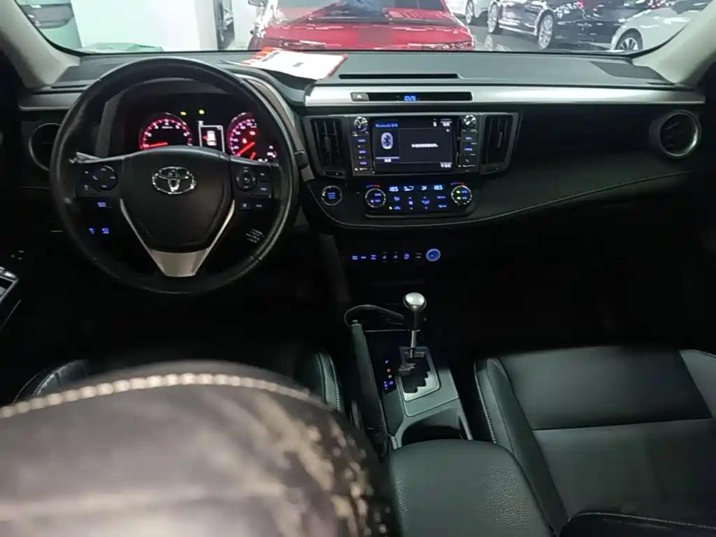 Toyota RAV4 2018 — фото 10