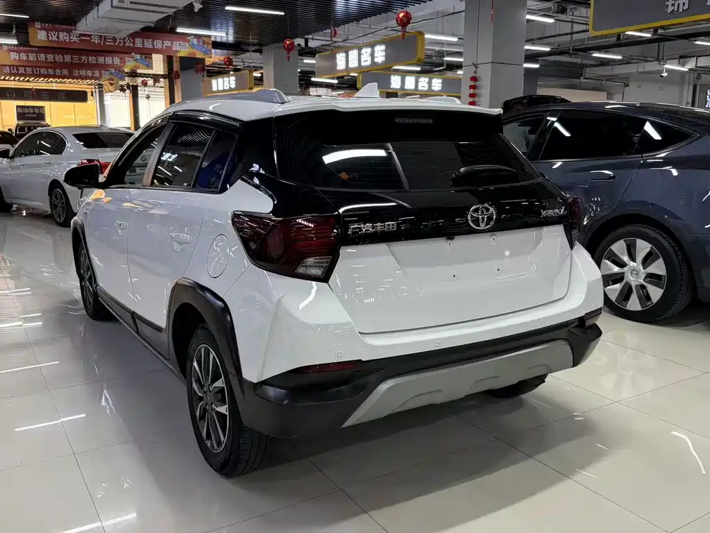 Toyota Yaris L 2022 — фото 10
