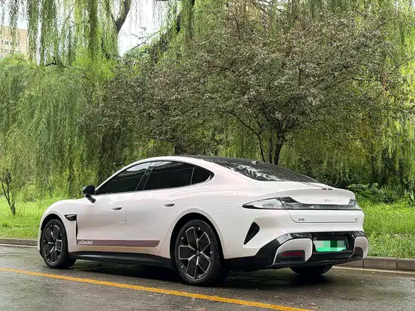 Xiaomi SU7 2024