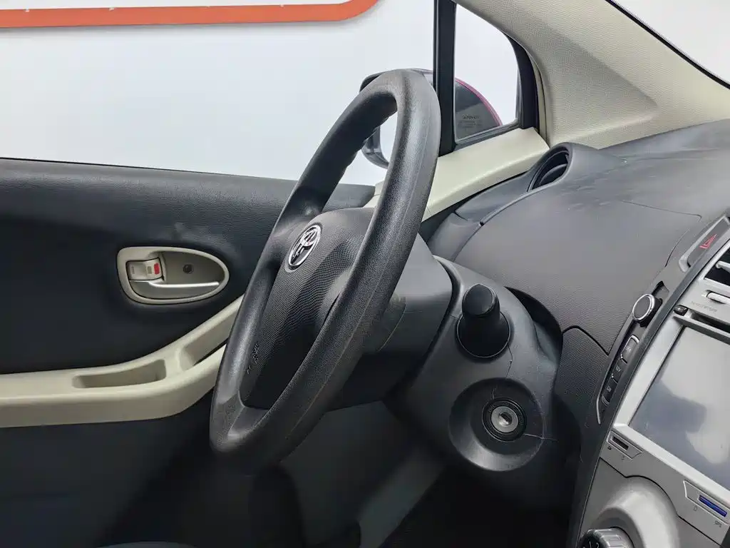 Toyota Yaris L 2010 — фото 22